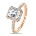 2.00 karaat halo solitaire ring met een emerald cut diamant in rood goud met ronde diamanten