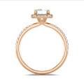 2.00 karaat halo solitaire ring met een emerald cut diamant in rood goud met ronde diamanten