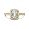 2.00 karaat halo solitaire ring met een lab grown emerald cut diamant in geel goud met ronde lab grown diamanten