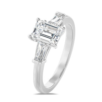 1.00 karaat trilogie ring in witgoud met een lab grown emerald cut diamant en lab grown conische baguettes