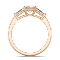1.00 karaat trilogie ring in roodgoud met een lab grown emerald cut diamant en lab grown conische baguettes