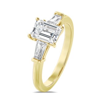 1.00 karaat trilogie ring in geelgoud met een lab grown emerald cut diamant en lab grown conische baguettes