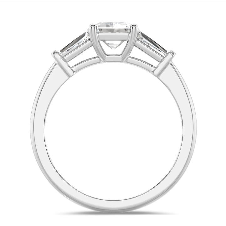 1.00 karaat trilogie ring in platina met een lab grown emerald cut diamant en lab grown conische baguettes