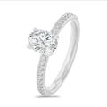 1.50 karaat solitaire ring met een ovale diamant in wit goud met zijdiamanten