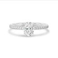 1.50 karaat solitaire ring met een ovale diamant in wit goud met zijdiamanten