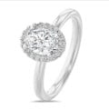 1.00 karaat halo solitaire ring met een ovale diamant in wit goud met ronde diamanten