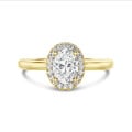 1.00 karaat halo solitaire ring met een ovale diamant in geel goud met ronde diamanten