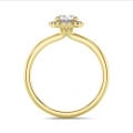 1.50 karaat halo solitaire ring met een ovale diamant in geel goud met ronde diamanten