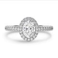 1.00 karaat halo solitaire ring met een ovale lab grown diamant in wit goud met ronde lab grown diamanten