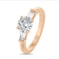 1.00 karaat trilogie ring in roodgoud met ronde lab grown diamant en conische lab grown baguettes