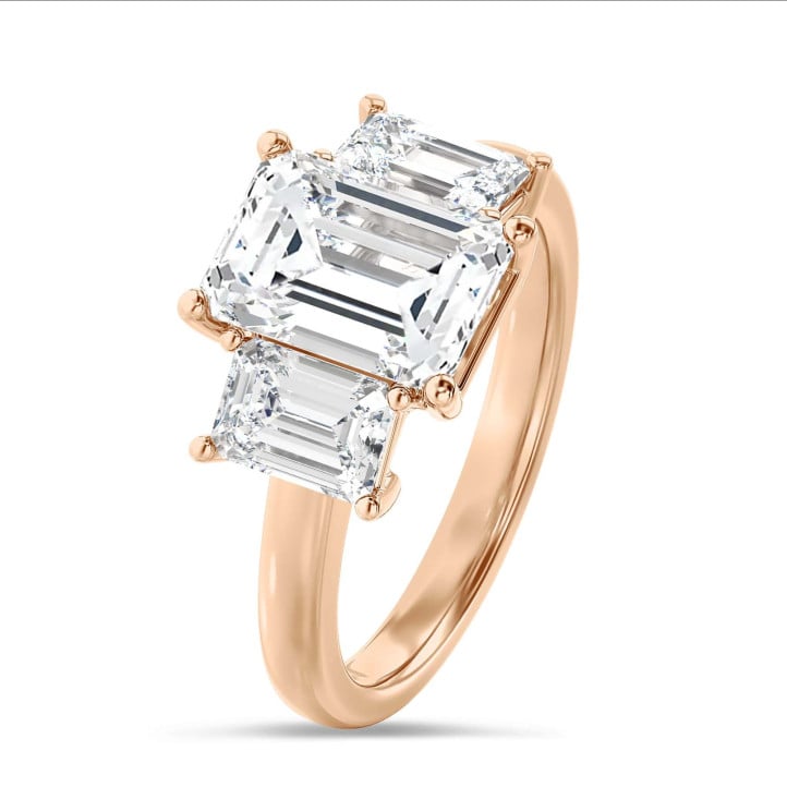 4.40 karaat trilogie ring in roodgoud met lab grown emerald cut diamanten