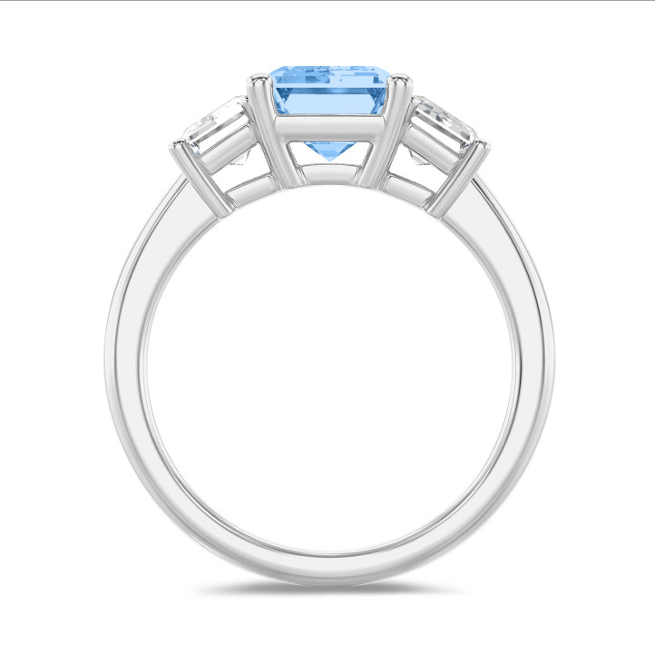 4.40 karaat trilogie ring in witgoud met een blauwe lab grown emerald cut diamant en witte lab grown emerald cut diamanten