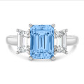 4.40 karaat trilogie ring in witgoud met een blauwe lab grown emerald cut diamant en witte lab grown emerald cut diamanten