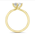 2.50 karaat lab grown diamanten solitaire ring in geel goud