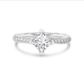 2.50 karaat solitaire ring in wit goud met lab grown princess diamant en lab grown zijdiamanten