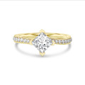 2.00 karaat solitaire ring in geel goud met lab grown princess diamant en lab grown zijdiamanten