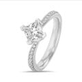 1.00 karaat solitaire ring in platina met lab grown princess diamant en lab grown zijdiamanten