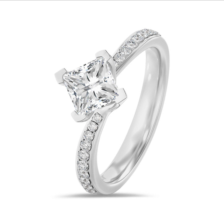 1.50 karaat solitaire ring in platina met princess diamant en zijdiamanten