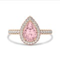 1.00 karaat solitaire witte halo ring met roze zijhalo en roze peervormige lab grown diamant en lab grown zijdiamanten in rood goud