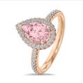 2.00 karaat solitaire witte halo ring met roze zijhalo en roze peervormige lab grown diamant en lab grown zijdiamanten in rood goud