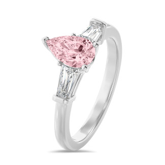 1.00 karaat trilogie ring in platina met roze peervormige lab grown diamant en conische lab grown baguettes