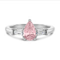 1.00 karaat trilogie ring in platina met roze peervormige lab grown diamant en conische lab grown baguettes