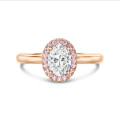 2.50 karaat halo solitaire ring met een ovale lab grown diamant in rood goud met ronde roze lab grown diamanten