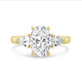 Trilogie ring met een 3.00 karaat ovale diamant met zijdelingse peer diamanten van elk 0.35 karaat in geelgoud