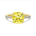 3.00 karaat solitaire ring in geel goud met gele lab grown cushion diamant en lab grown zijdiamanten