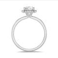 5.00 karaat halo solitaire ring met een lab grown cushion diamant in wit goud met ronde lab grown diamanten