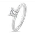 5.00 karaat solitaire ring met een princess diamant in wit goud