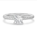 5.00 karaat solitaire ring met een princess diamant in wit goud met zijdiamanten