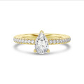 5.00 karaat solitaire ring met peervormige diamant in geel goud met zijdiamanten