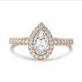 5.00 karaat halo solitaire ring met peervormige diamant in rood goud met ronde diamanten