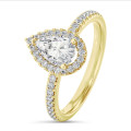5.00 karaat halo solitaire ring met peervormige lab grown diamant in geel goud met ronde lab grown diamanten
