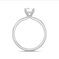 5.00 karaat solitaire ring met een emerald cut diamant in wit goud
