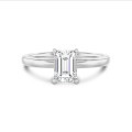 5.00 karaat solitaire ring met een emerald cut diamant in wit goud