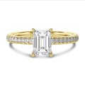 5.00 karaat solitaire ring met een emerald cut diamant in geel goud met zijdiamanten