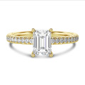 5.00 karaat solitaire ring met een lab grown emerald cut diamant in geel goud met lab grown zijdiamanten