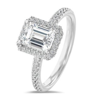 5.00 karaat halo solitaire ring met een emerald cut diamant in wit goud met ronde diamanten