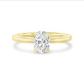 5.00 karaat solitaire ring met een ovale lab grown diamant in geel goud