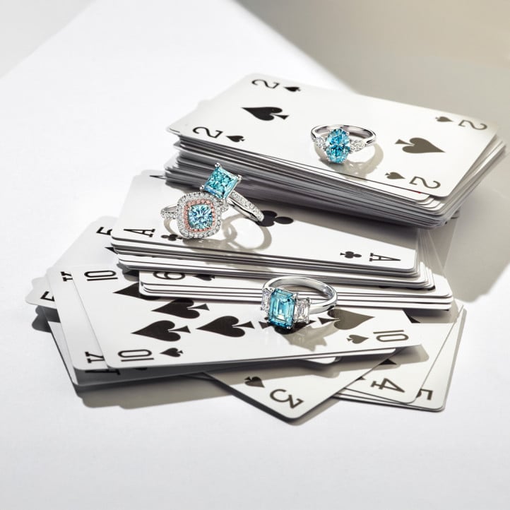 1.20 karaat solitaire ring met een blauwe lab grown princess diamant in wit goud met lab grown zijdiamanten