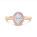 5.00 karaat halo solitaire ring met een ovale lab grown diamant in rood goud met ronde roze lab grown diamanten
