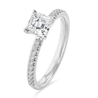 2.00 karaat solitaire ring met een asscher cut diamant in wit goud en zijdiamanten