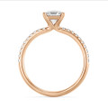 2.50 karaat solitaire ring met een asscher cut diamant in rood goud en zijdiamanten