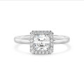 1.50 karaat halo solitaire ring met een asscher cut diamant in wit goud en ronde diamanten