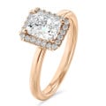 3.00 karaat halo solitaire ring met een lab grown radiant cut diamant in rood goud en ronde lab grown diamanten