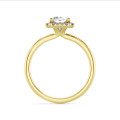 1.20 karaat halo solitaire ring met een lab grown radiant cut diamant in geel goud en ronde lab grown diamanten