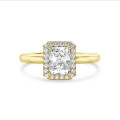 1.20 karaat halo solitaire ring met een lab grown radiant cut diamant in geel goud en ronde lab grown diamanten