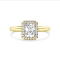 2.00 karaat halo solitaire ring met een lab grown radiant cut diamant in geel goud en ronde lab grown diamanten
